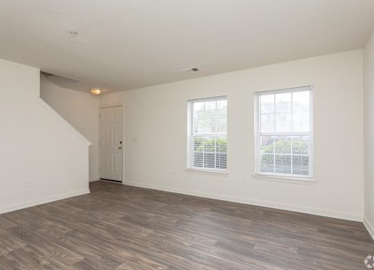 Unfurnished Living Area at The Regency Apartment Homes, Virginia