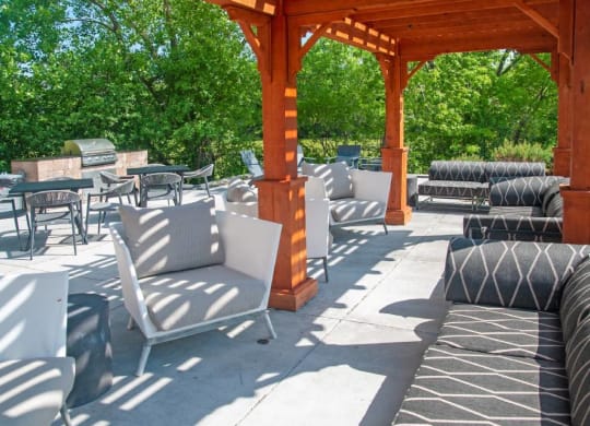 Aspenwoods patio, pergola and seating at Aspenwood Apartments, Eagan, MN