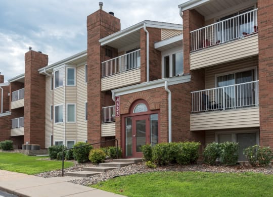 Elegant Exterior View at Cinnamon Ridge Apartments, Eagan, Minnesota