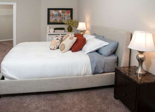 Cozy Comfortable Bedroom at Overlook on the Creek, Minnetonka