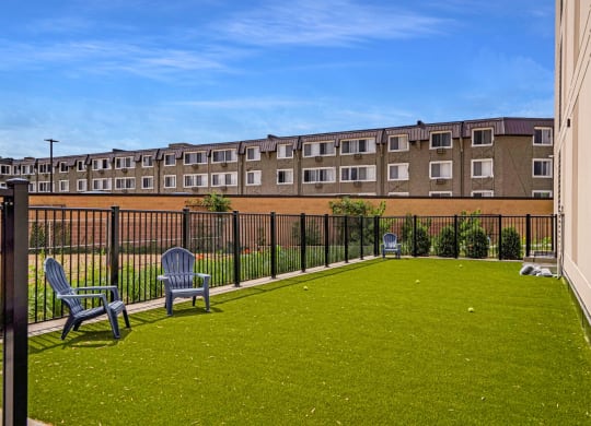 this is a photo of the courtyard at harvard square apartments in dallas, tx