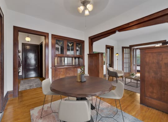additional photo for property listing at chic digs with room to stretch out in the village 22 car