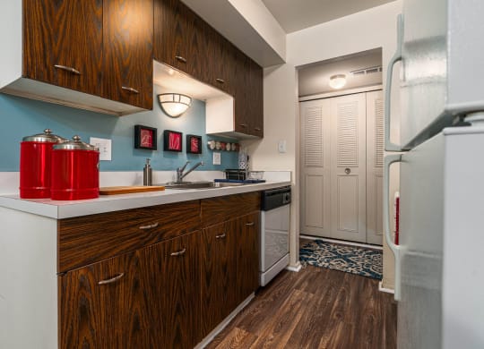 Spacious Kitchens at Knottingham  Apartments in Clinton Township, MI