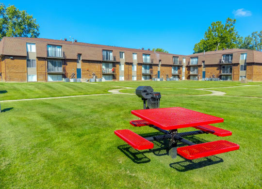Large Picnic Area at Knottingham Apartments in Clinton Township, MI