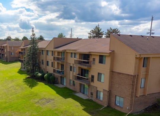 Building Exterior at Franklin River Apartments, MI 48034