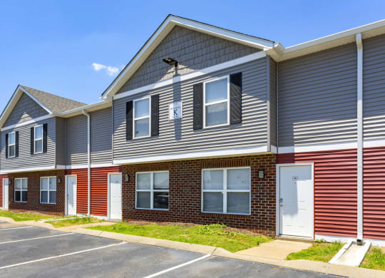 Exterior View at Chariot Pointe Apartments, Murfreesboro Tennessee