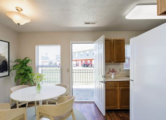 Dining Room at Chariot Pointe Apartments, Murfreesboro, TN
