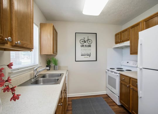Kitchen at Chariot Pointe Apartments, Tennessee