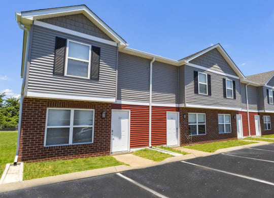 Exterior Porch at Chariot Pointe Apartments, Murfreesboro, TN 37130