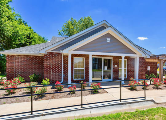 Clubhouse Exterior at Chariot Pointe Apartments, Murfreesboro, 37130