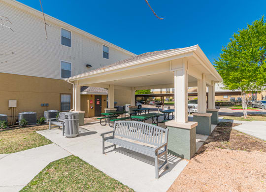 Dominium-Kinwood-Picnic and Grilling Area