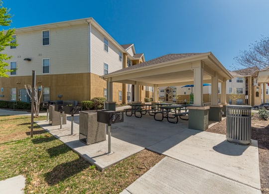 Dominium-Kinwood-Picnic and Grilling Area