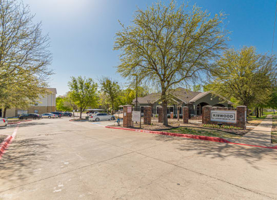 Dominium-Kinwood-Property Entrance