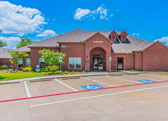 Dominium-Lakeside-Manor-Exterior 1.jpg