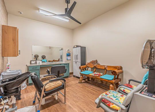 Dominium-Lakeside-Manor-Salon 1.jpg