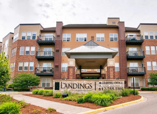 Exterior Landscape at The Landings at Silver Lake Village, St. Anthony