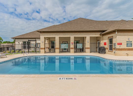 Dominium-Park-Manor-Pool-3-WEB.jpg