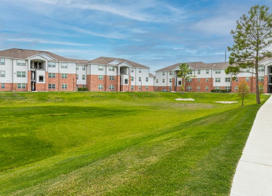 Lush Green Landscape at Vermillion Apartments, Texas