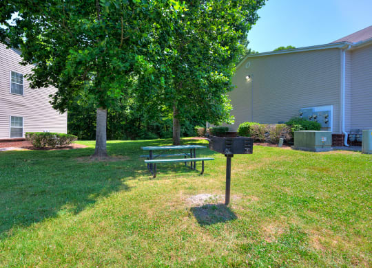 Dominium-Willow Creek-Picnic and Grilling Area