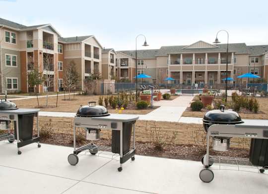 Outdoor Kitchen at Mariposa at Bay Colony, Dickinson
