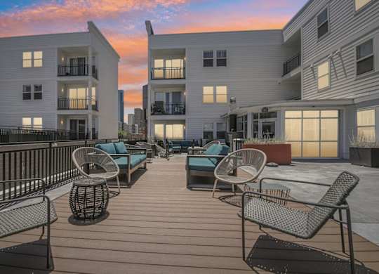 Dominium_Park Avenue West_Patio Cityskyline dusk