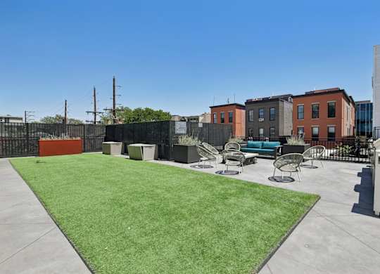 Dominium_Park Avenue West_RoofGrass