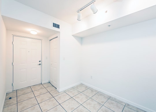 Dominium_Village at Delray_Vacant Apartment Foyer