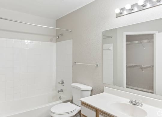 Dominium_Willow Creek_2B Bathroom.jpg