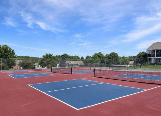 Crosstimbers Apartments tennis court