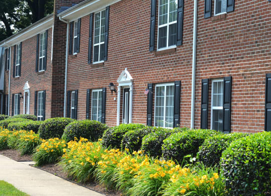 Exterior of the Mariners Green Apartments in Oyster Point
