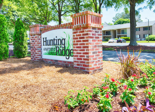 Hunting-Ridge-Apartments_Sign
