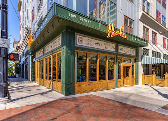 A restaurant named Hank's on a city street corner.