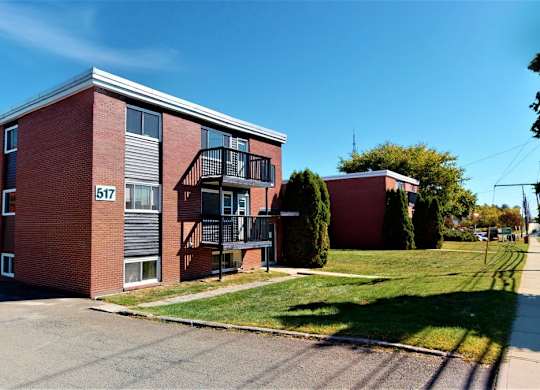 A red brick building with the number 872 on it.