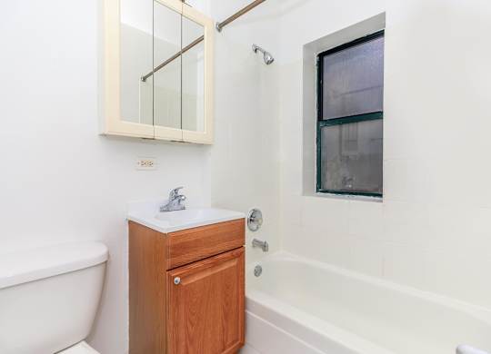 Bathtub in Bathroom at Sheridan Park, Chicago