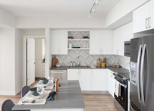 A modern kitchen with a dining table at Palma, Florida