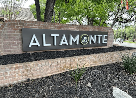 A sign that says