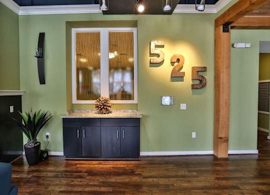 A room with a green wall and a number 525 on it.