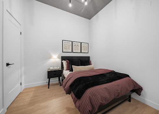 Bright Bedroom at Richmond Square, London