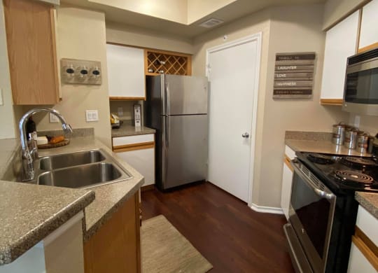 Large Kitchen at Waters Edge Apartment Homes, Georgetown