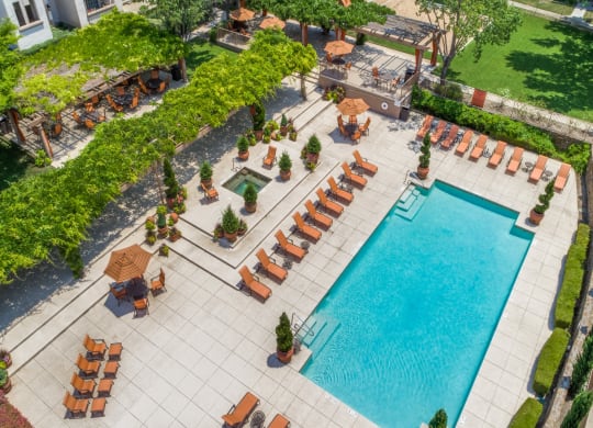 Pool and Spa at La Ventura Apartments, Plano, TX, 75093