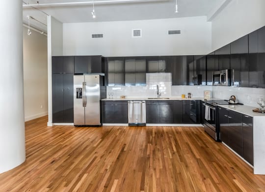 Mid Elm Lofts full-sized kitchen with stainless steel appliances in Dallas, TX