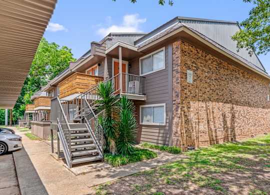 Apartment exteriors at Bayou Oaks in Alexandria, LA
