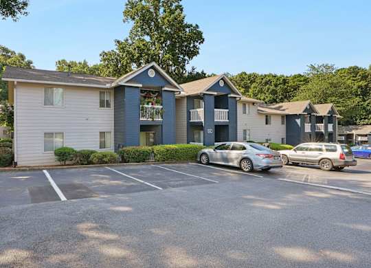 Building exteriors at Dunwoody Pointe in Atlanta, GA
