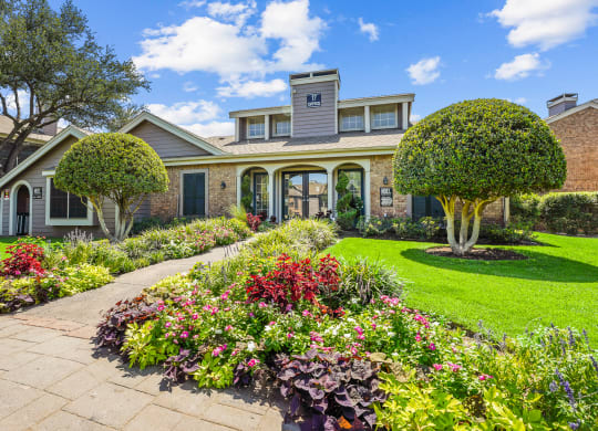 Leasing Office Entrance at Noel on the Parkway Apartments in Dallas, Texas, TX