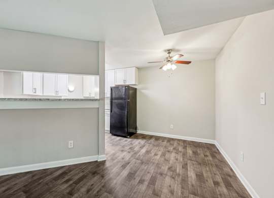 A dining room with a ceiling fan and wood floor at Gwinnett Square Apartments in Duluth, GA
