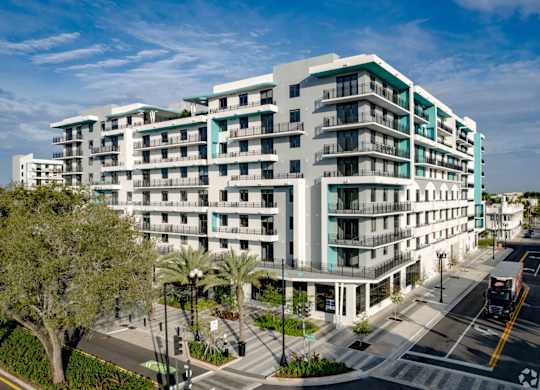 Street view of the building entrance of Hollywood Heights on the Boulevard Luxury Apartments in Hollywood, FL