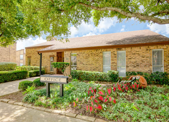 Leasing Office Exterior 2 at 600 Baylor in Longview Tx