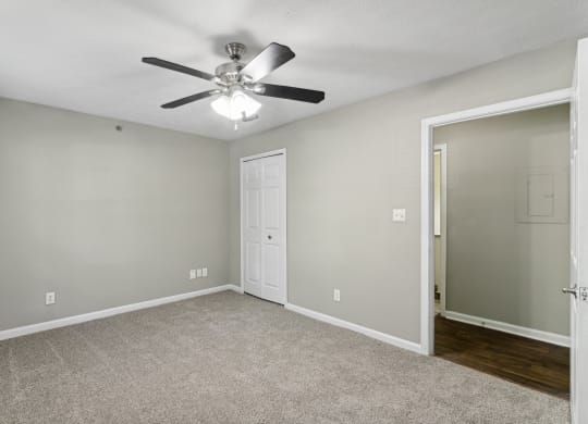 Bedroom with ceiling fan and carpet floors at Oakley Run apartments in Smyrna, GA
