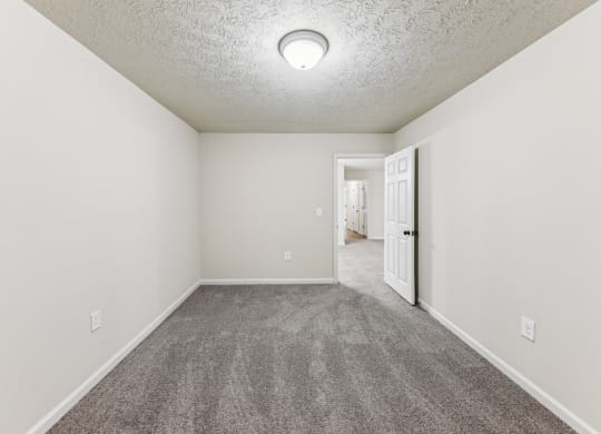 a spacious living room with carpet floor  at Grand Reserve Columbus in Columbus, GA
