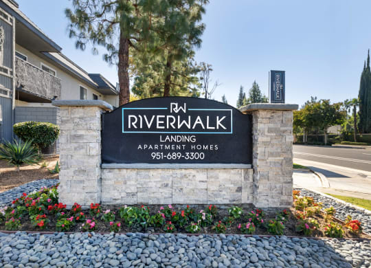 the sign at the entrance to riverwalk landing apartments